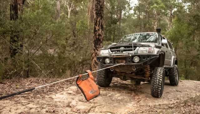 24/7 Emergency Car Ditch Recovery & Winch-Out Service in Ecorse, MI